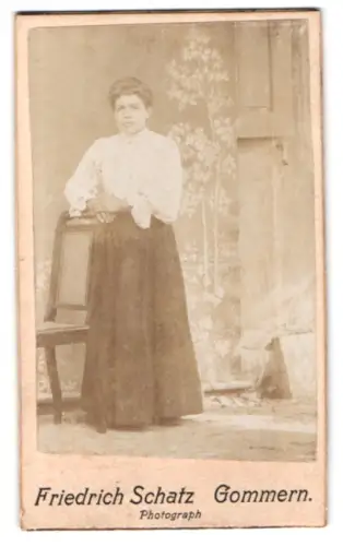 Fotografie Friedrich Schatz, Gommern, Frau mit Stuhl und floralem Hintergrund