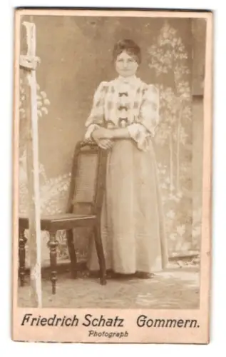 Fotografie Friedrich Schatz, Gommern, Frau stehend an Stuhl