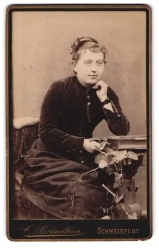 Fotografie C. Brändlein, Schweinfurt, Frau am Tisch sitzend