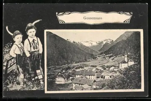 AK Gossensass, Ortspartie mit Gebirgspanorama und zwei Jungen in Trachten im Passepartout