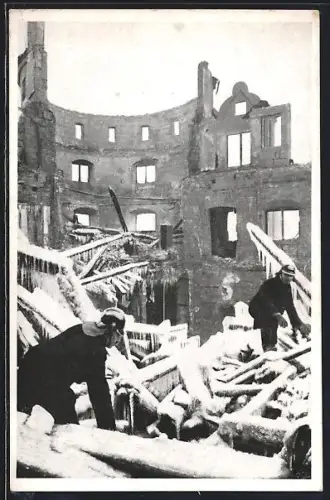 AK Stuttgart, Brandkatastrophe Altes Schloss, 24.-27. Dez. 1931, Ruine und Feuerwehrmänner