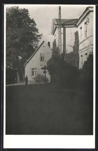 Foto-AK Zörbig, Strassenszene mit Wohnhaus und Kreuz