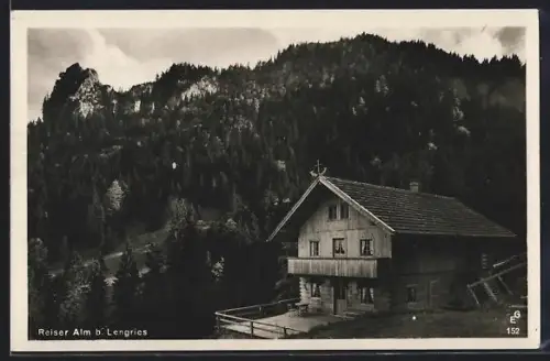 AK Reiser Alm b. Lengries, Haus mit Gebirgspanorama und anliegendem Wald