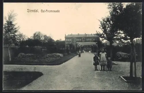 AK Stendal, Ost-Promenade mit Kindern