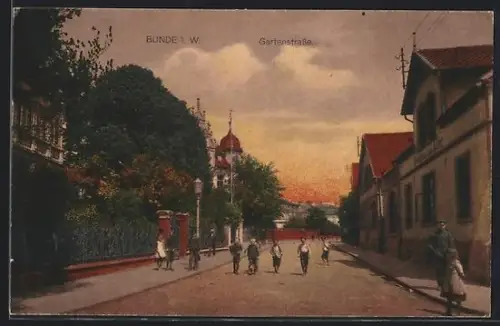 AK Bünde i. W., Gartenstrasse mit Kindern