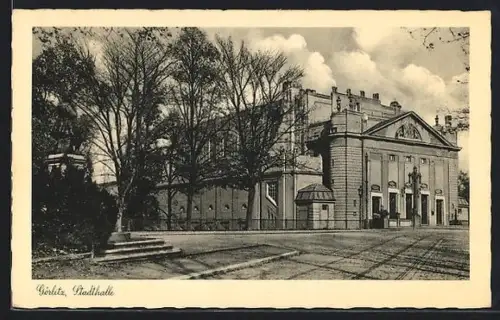 AK Görlitz, Stadthalle mit Strassenpartie