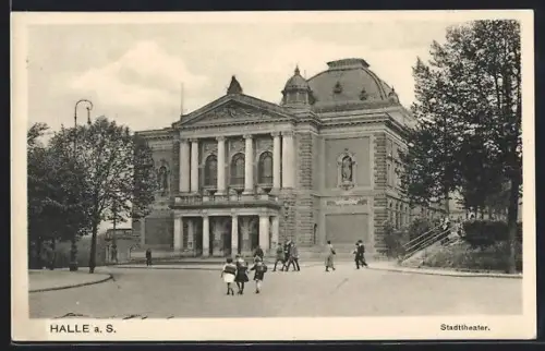 AK Halle a. S., Stadttheater mit Strassenpartie