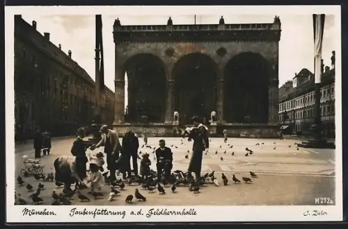 AK München, Taubenfütterung an der Feldherrnhalle