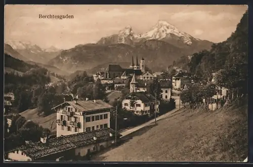 AK Berchtesgaden, Strassenpartie mit Kirche