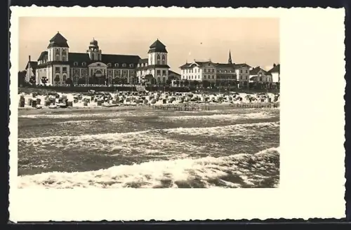 AK Binz auf Rügen, Strandpartie mit Hotel