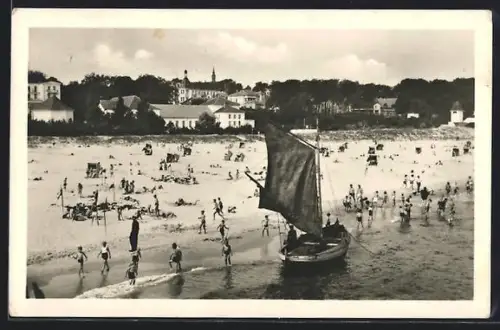 AK Heringsdorf, Strandleben mit Segelboot und Badegästen