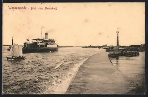 AK Warnemünde, Blick vom Molenkopf, Dampfschiff, Leuchtturm