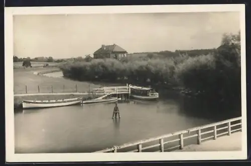 AK Eutin /Holst. Schweiz, Fissaubrück, Fluss, Brücke, Boote, Haus im Hintergrund
