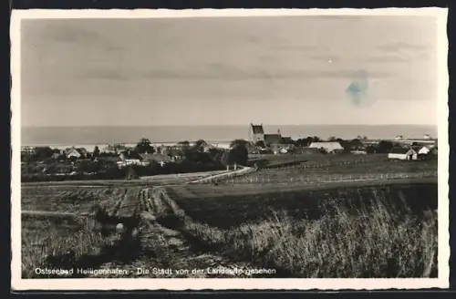 AK Heiligenhafen, Stadtansicht von der Landseite mit Kirche und Ostsee