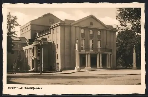AK Stralsund, Stadttheater mit Strassenpartie