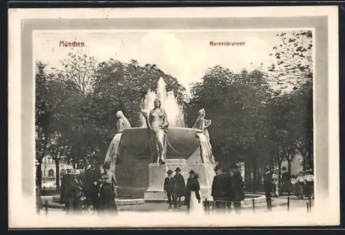 AK München, Nornenbrunnen mit Passanten