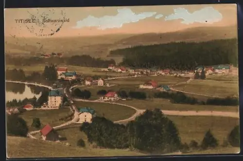 AK Titisee i. Schwarzwald, Ortsansicht mit See und umliegenden Gebäuden