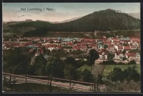 AK Bad Lauterberg i. Harz, Stadtansicht mit Berg im Hintergrund