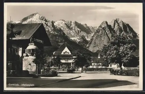 AK Garmisch, Marienplatz mit Bergpanorama