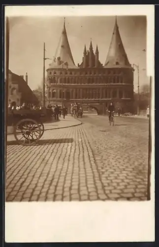 Foto-AK Lübeck, Blick zum Holstentor