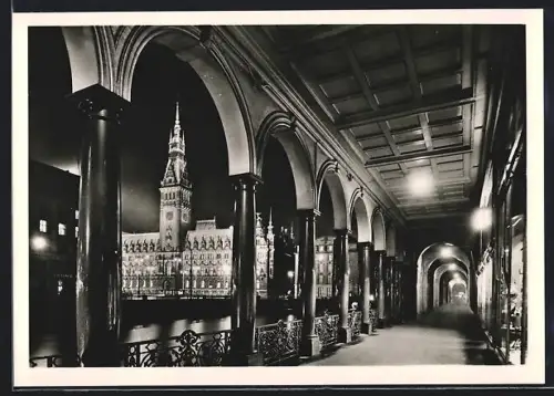 AK Hamburg, Blick auf das Rathaus durch die Alsterarkaden