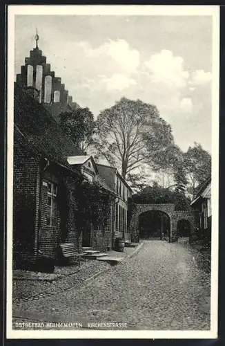 AK Heiligenhafen /Ostsee, Kirchenstrasse mit Torbögen