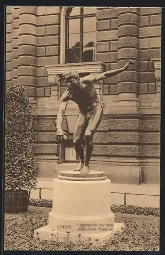 AK Leipzig, Kugelwerfer vor dem Städtischen Museum