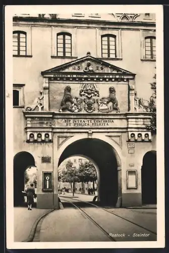 AK Rostock, Steintor mit Durchblick