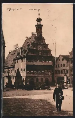 AK Esslingen, Platz mit Altem Rathaus und Postbote