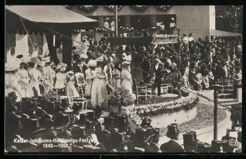 AK Kaiser-Jubiläums-Huldigungs-Festzug 1908, Edle Damen und Herren auf Podest