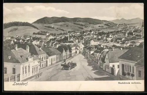 AK Loosdorf, Panorama mit Hauptstrasse, Häusern, Kirchtürmen und Hügeln