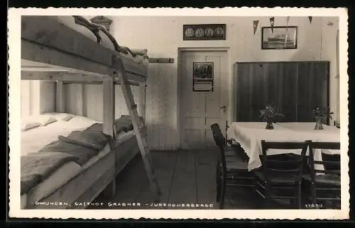 AK Gmunden, Gasthof Grabner, Jugendherberge, Innenraum mit Stockbetten und Tisch