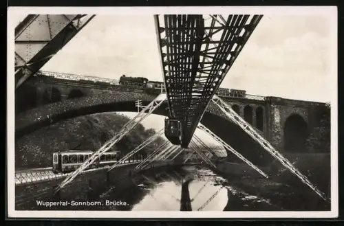 AK Wuppertal-Sonnborn, Partie an der Brücke mit Schwebebahn