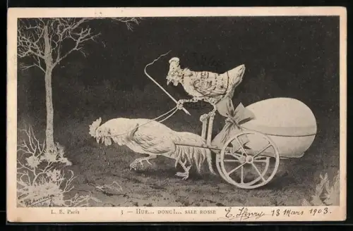 AK Henne reitet auf einer Kutsche, die von einem Hahn gezogen wird und ein grosses Osterei transportiert