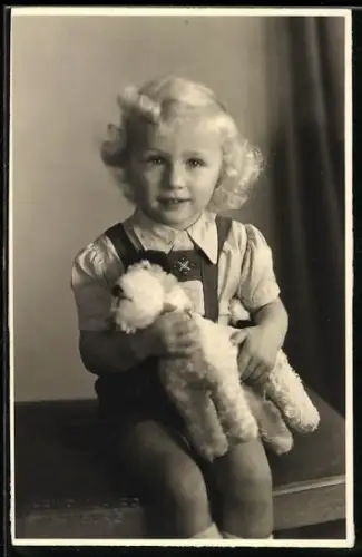 Foto-AK Kleinkind mit einem Plüschtier in den Armen