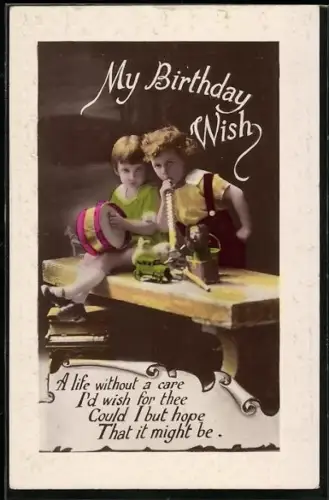 AK Zwei Kinder mit Trommel und Spielzeugen auf einem Tisch