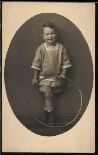 Foto-AK Kleiner Junge mit Reifen
