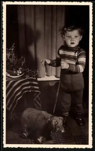 Foto-AK Kleinkind mit einem Plüschtier an einer Leine