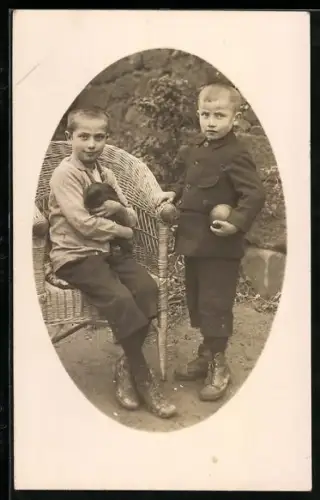Foto-AK Zwei Jungen mit Ball und Kaninchen