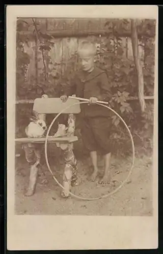 Foto-AK Junge mit Kaninchen und Reifen