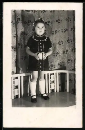 Foto-AK Kind mit Ball in den Händen auf einer Bank