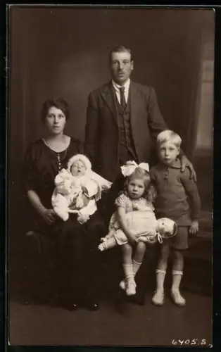 Foto-AK Familie mit Säugling, zwei Kindern und Puppe