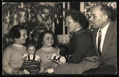 Foto-AK Älteres Paar und zwei Mädchen mit Puppen am Weihnachtsbaum