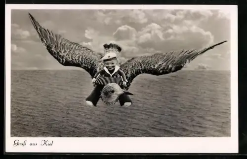 AK Kiel, Fliegende Möwe mit Matrosenpuppe auf dem Rücken, Ziehharmonika