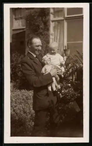 Foto-AK Vater trägt sein Kleinkind und dessen Puppe auf dem Arm