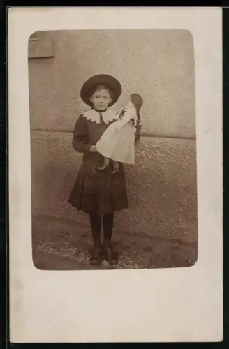 Foto-AK Junges Kind mit Hut und einer Puppe im Arm