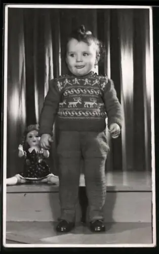 Foto-AK Junges Kind hält eine Puppe an der Hand
