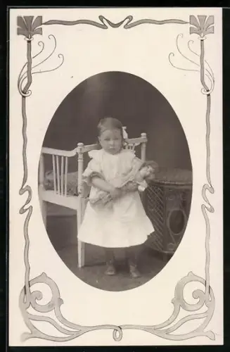 AK Kleines Kind im Kleid mit einer Puppe im Arm