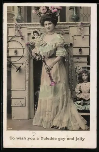 AK Elegante Dame mit Puppe im Arm und einer Trompete