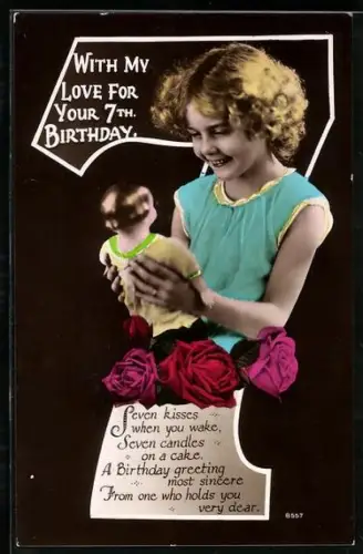 AK Junges Kind in blauem Kleid lächelt eine Puppe in seinen Händen an